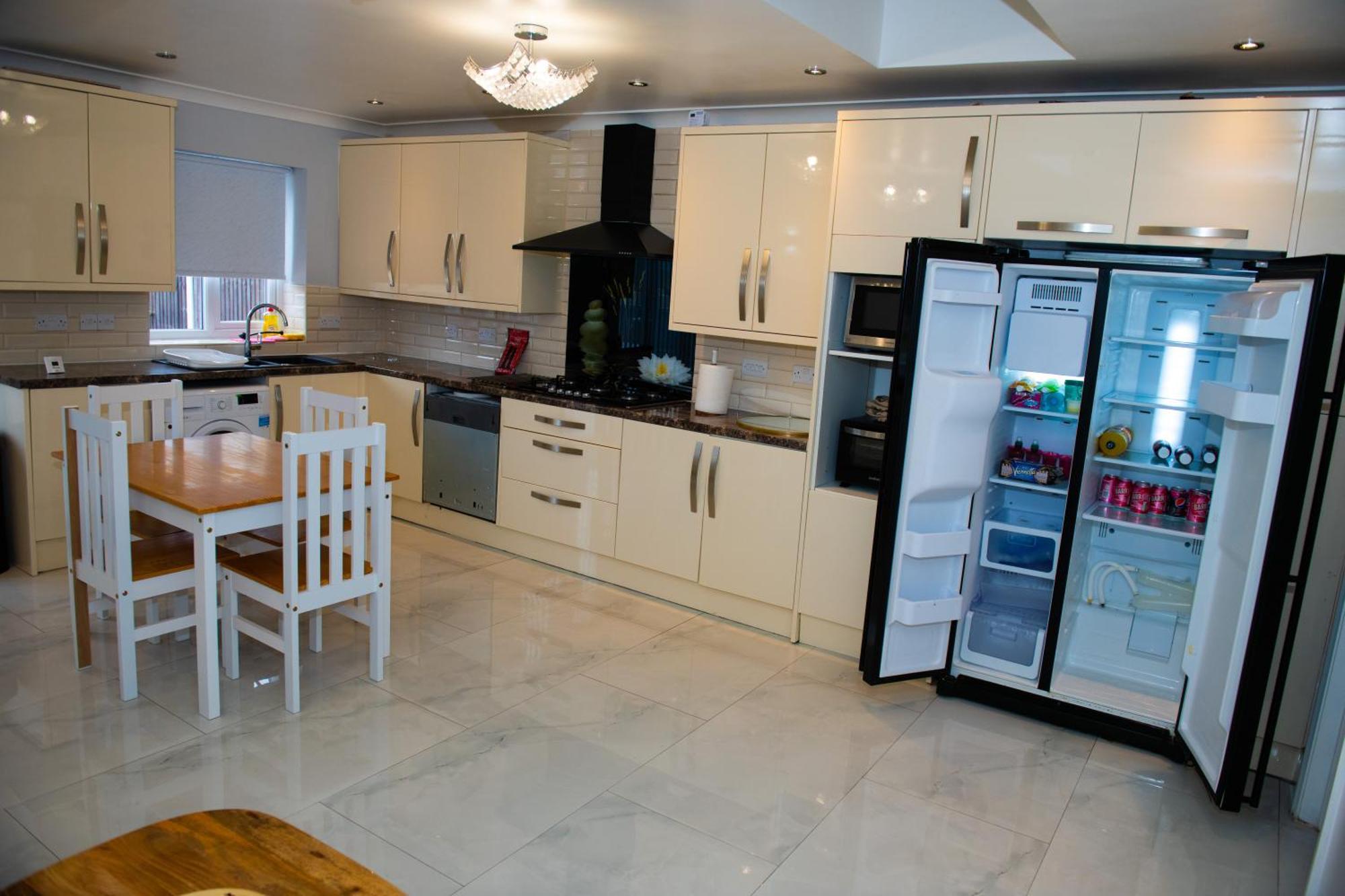 Newly Refurbished - Affordable Four Bedroom Semi-Detached House Near Luton Airport And Luton Hospital Exterior foto